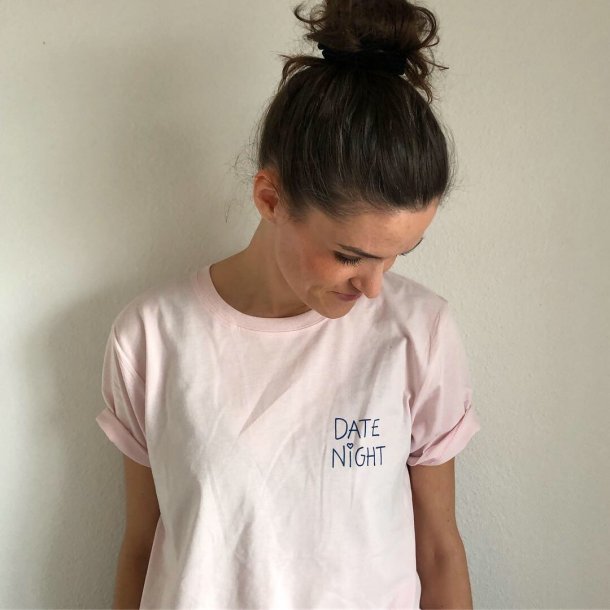 Lavet til at huske Edition sollys Date night, t-shirt - Tøj - Simone Thorup Eriksen